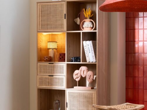 Vaas Voovane terracotta bruin H24,5 cm met natuurlijke matte afwerking op een open kast in warme woonstijl