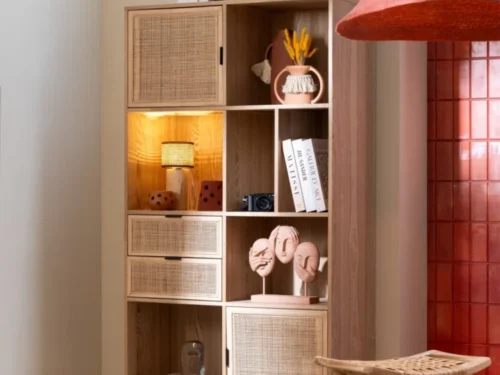 Vaas Voovane terracotta bruin H24,5 cm met natuurlijke matte afwerking op een open kast in warme woonstijl