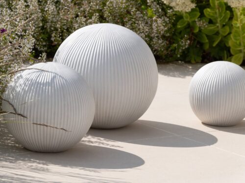 Staullan decoratiebal van wit vezelklei met ribbelstructuur, moderne ronde woonaccessoire voor buiten of binnen