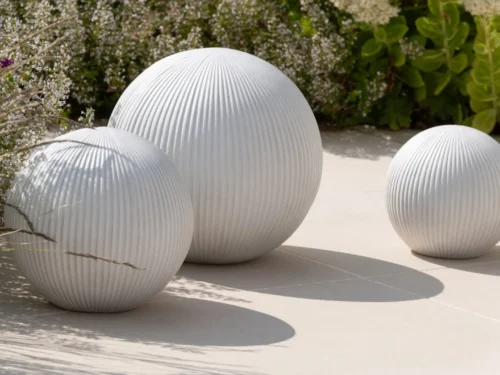 Staullan decoratiebal van wit vezelklei met ribbelstructuur, moderne ronde woonaccessoire voor buiten of binnen