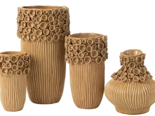 Kleivaas Carol Klei Geel H56,5 cm, handgemaakt met reliëf en ribbelstructuur in warme aardetinten