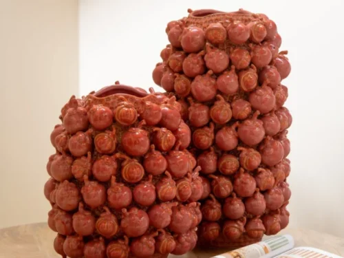 Vaas Viendand Klei Paars H36 cm met glanzende, bolvormige structuur op houten tafel