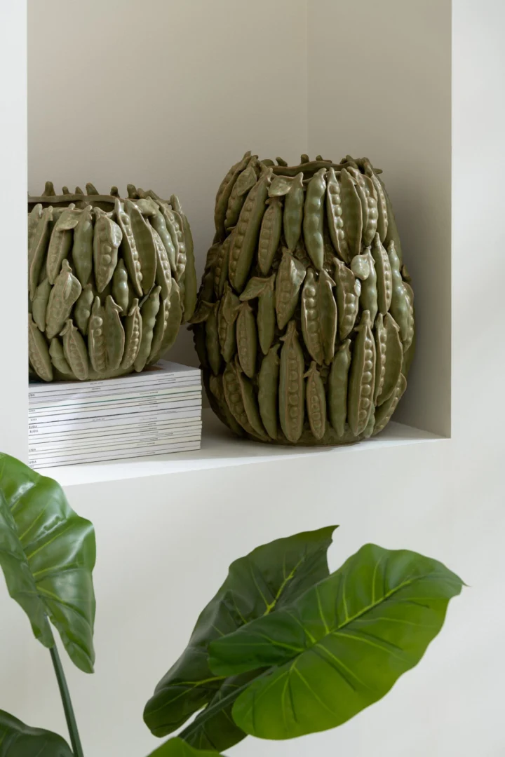 Vaas Sosta klei groen H31 cm met brede vorm en glanzend, organisch reliëf