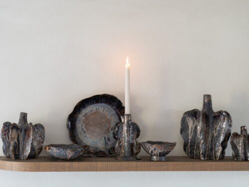 Meerkleurige Haamek steengoed vaas H15,5 cm op wandplank, compact decoratief woonaccessoire met organische vorm