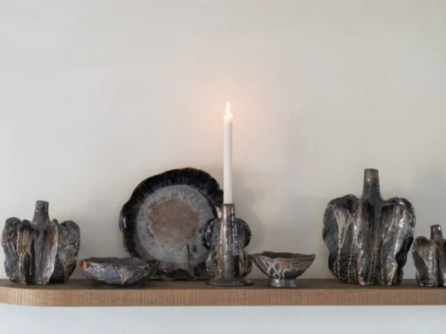 Meerkleurige Haamek steengoed vaas H15,5 cm op wandplank, compact decoratief woonaccessoire met organische vorm