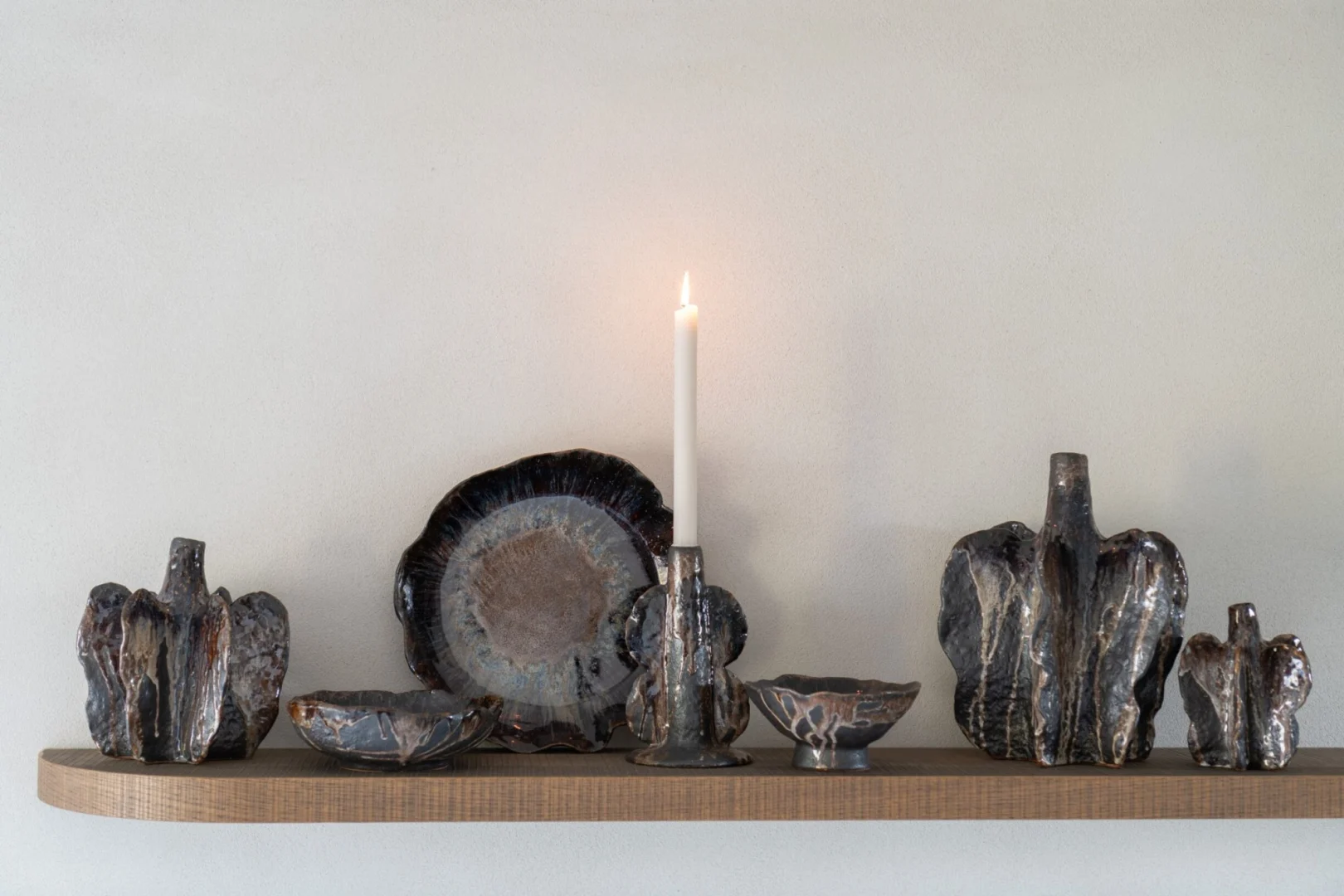 Meerkleurige Haamek steengoed vaas H15,5 cm op wandplank, compact decoratief woonaccessoire met organische vorm