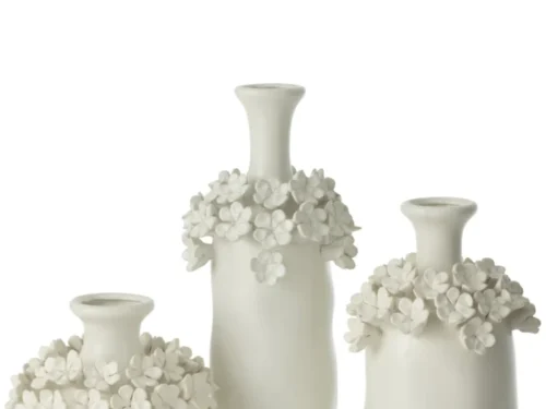 Vaas Beinnas wit keramiek H40 cm met slanke vorm en bloemdetails, set van drie varianten zichtbaar