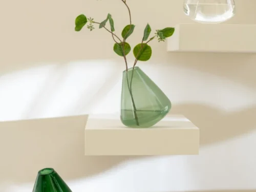 Groene Diennal glazen vaas H13,5 cm op crème sokkel, compact en modern met ronde vorm