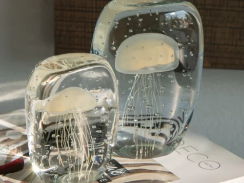Woonaccessoire Slaakum Glas Beige, transparant glazen decoratie met zachte beige tinten en driehoekige vorm