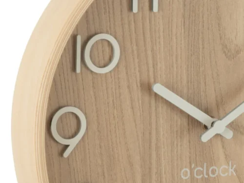 Wandklok Slirmura Naturel met houten look, witte cijfers en lichte, warme afwerking