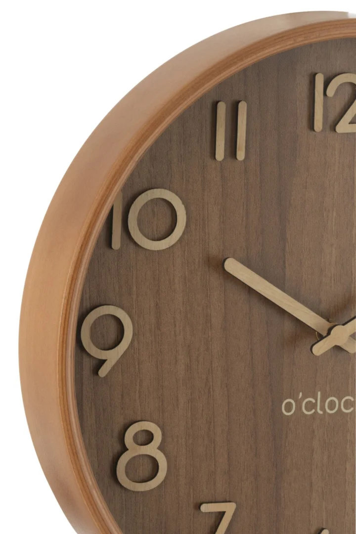 Wandklok Fleemmin Naturel met ronde houten afwerking en duidelijke cijfers voor een warme, natuurlijke uitstraling