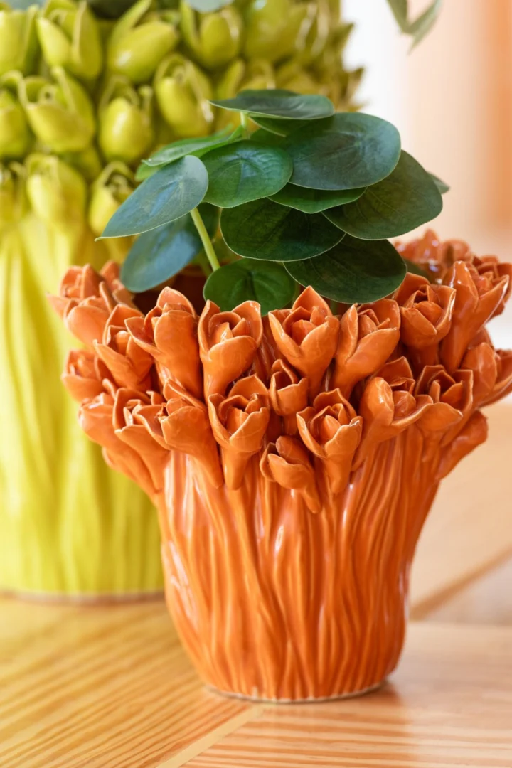 Oranje Vaas Vontino van steengoed met bloemenrand en groene bladeren, H29 cm