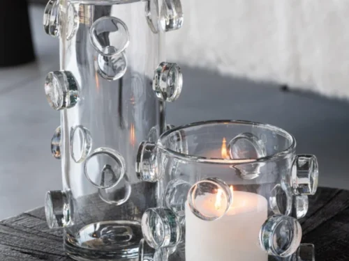 Transparante glazen vaas Skaatik H20,5 cm met ronde details, stijlvol op tafel met kaars en boek