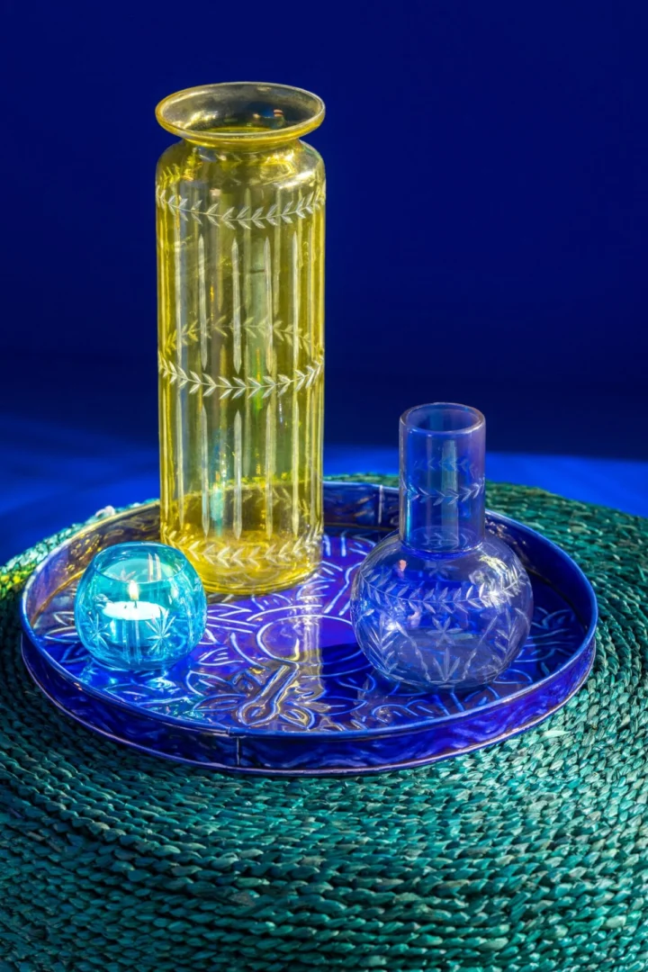 Set van 3 Keenta glazen vazen meerkleurig, H30 cm, in geel, blauw en transparant op decoratieve schaal