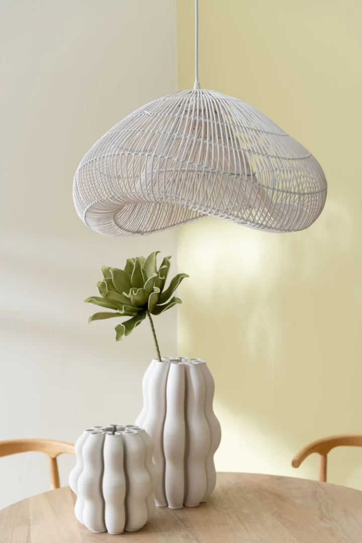 Beige keramieken Vaas Grokano H25 cm op tafel, met organische vorm en rustige uitstraling