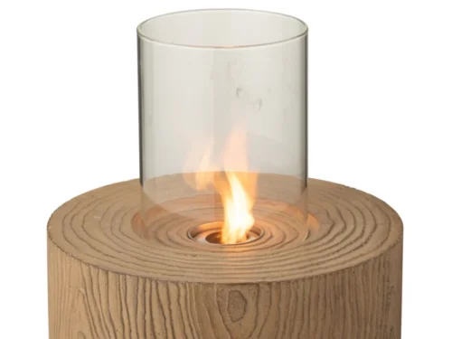 Schaal Skorne Beige vuurkorf met ronde houten basis en glazen cilinder, met brandende vlam