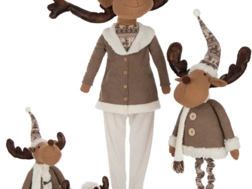 Decoratiefiguur Tauvea rendier van polyester in meerkleurig, met speelse winterse details en hoge telescopische vorm