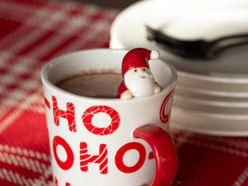Mok Zanira Dolomiet Wit met rood accent en kerstman-detail, wintermok voor warme dranken