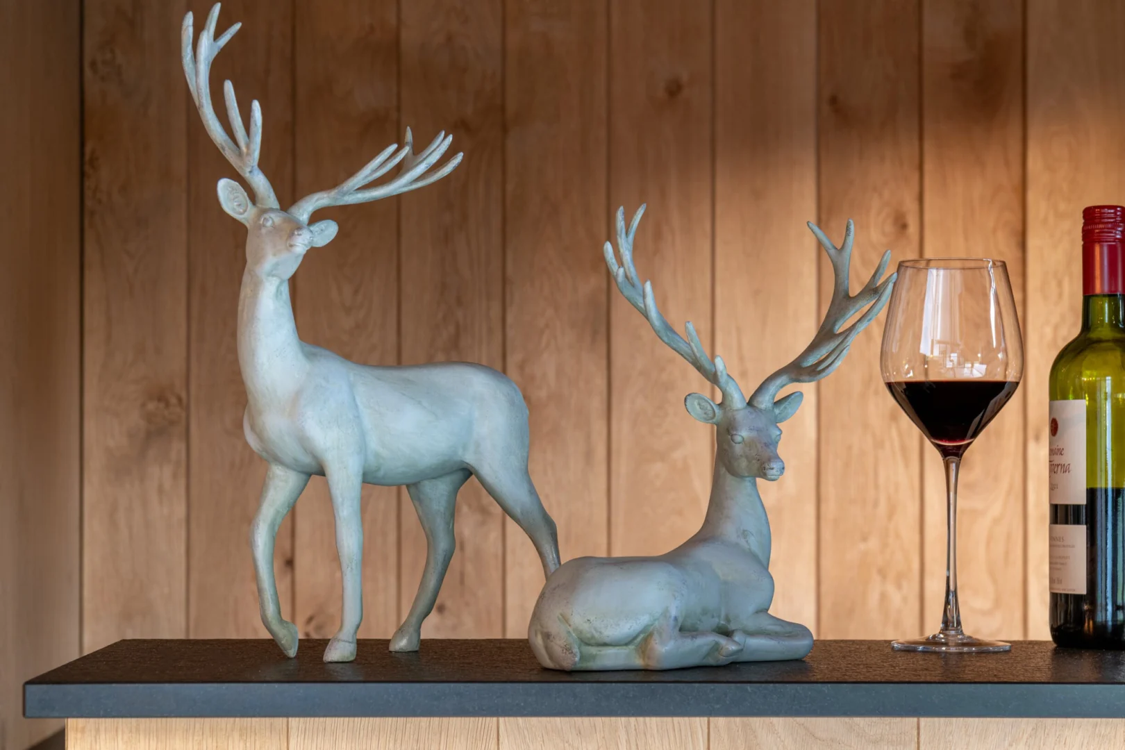 Decoratiefiguur Norras blauw, liggend hert van kalkpoeder en hars, stijlvol woonaccessoire H29 cm