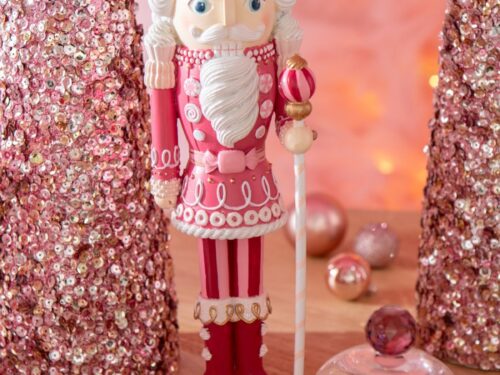 Notenkraker Jasken Wit in roze kerststijl, met slanke vorm en decoratieve details, 38 cm hoog