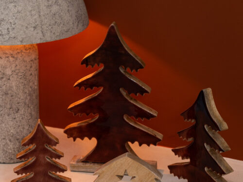 Kerststal Ceensura van mangohout naturel met kerstbomen en warme winteruitstraling