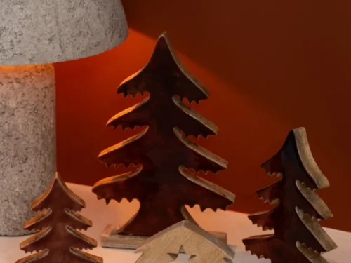 Kerststal Ceensura van mangohout naturel met kerstbomen en warme winteruitstraling