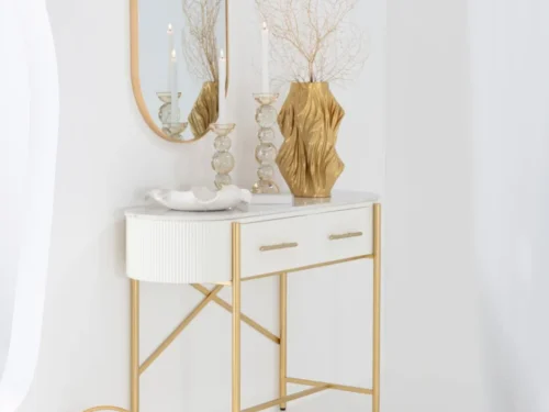 Beeld Flokik goudkleurig aluminium bolsculptuur op dressoir, compact en stijlvol woonaccent