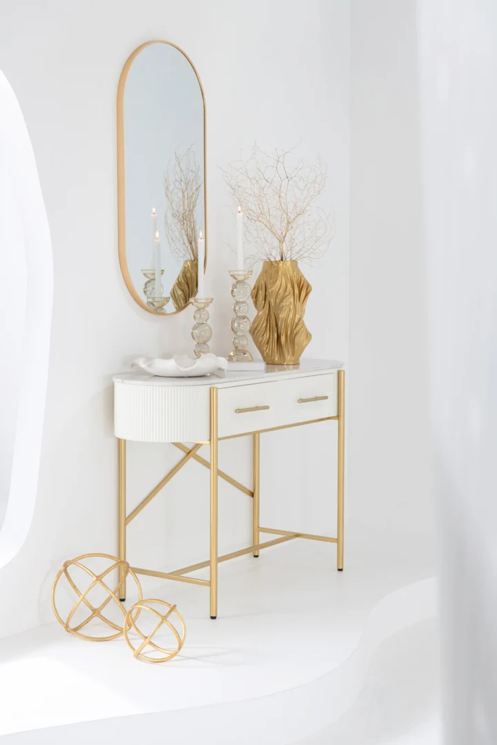 Beeld Flokik goudkleurig aluminium bolsculptuur op dressoir, compact en stijlvol woonaccent