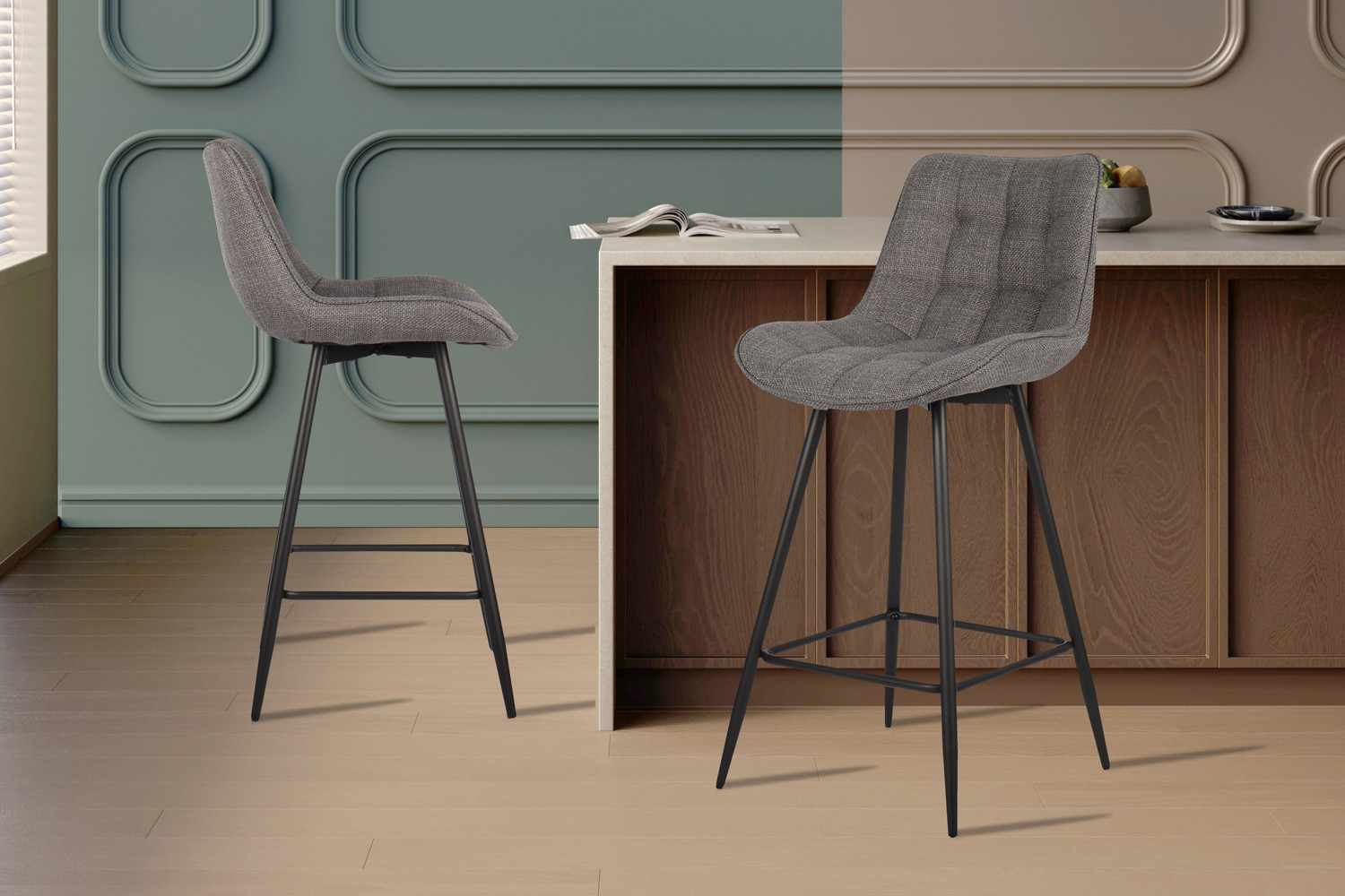 Counterstoel Firura Grijs, compacte gestoffeerde barkruk met slanke zwarte poten en comfortabel zitvlak