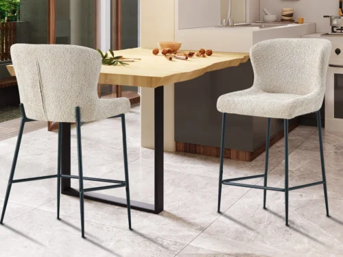 Baliekruk Ranund bouclé beige met slanke zwarte poten bij een moderne keukeneiland