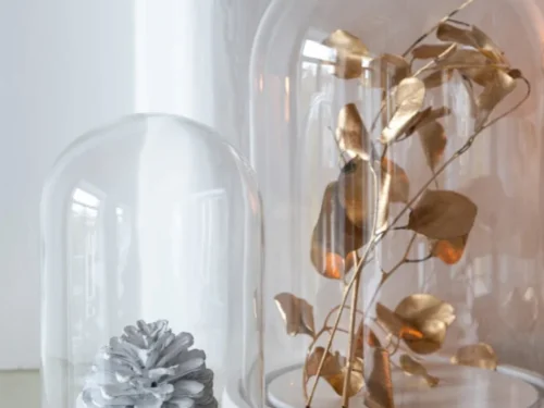 Decoratie Siessora Glas Naturel stolp met grenenhouten voet en decoratieve takken op tafel