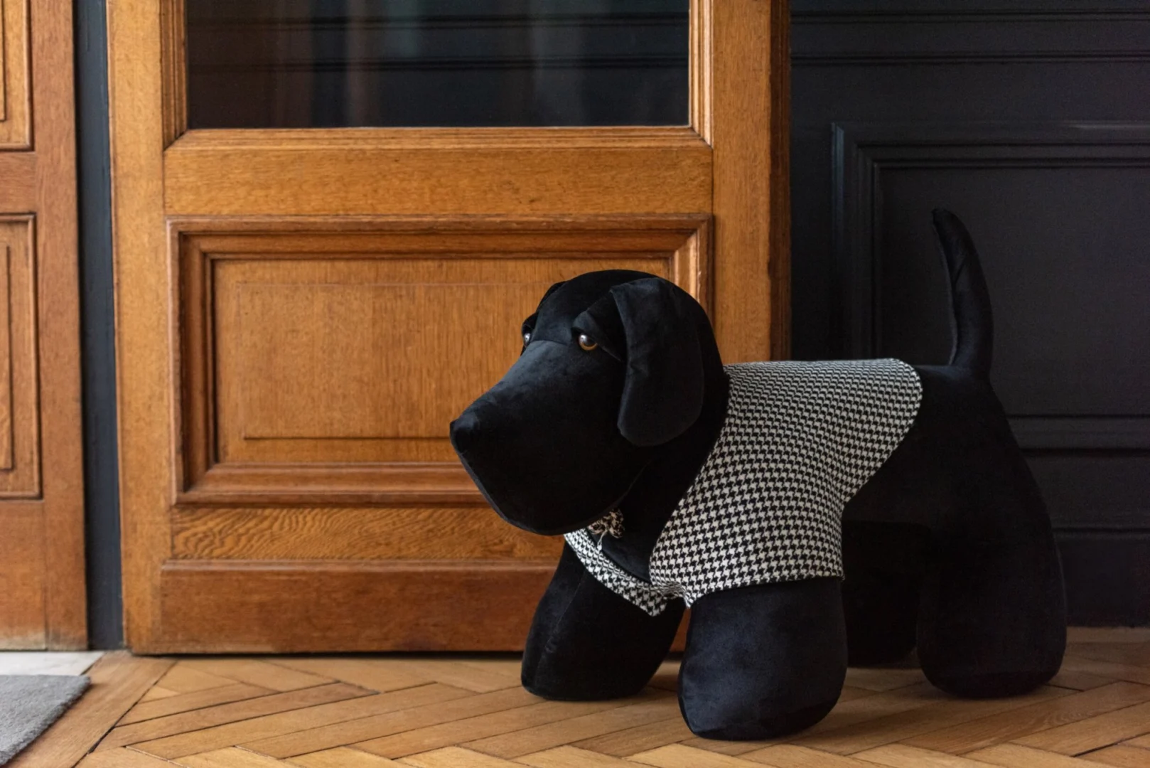 Pauto deurstopper zwart in Dog-vorm met pied-de-poule dessin, stijlvol en stevig voor binnengebruik