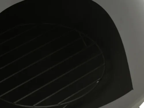 Zwarte Lunone metalen woonaccessoire met halfronde opening en rooster, stoer en slank design