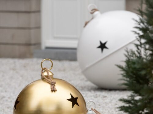 Skurdonte metalen kerstballen wit en goud met matte afwerking en steropeningen, decoratief binnen en buiten