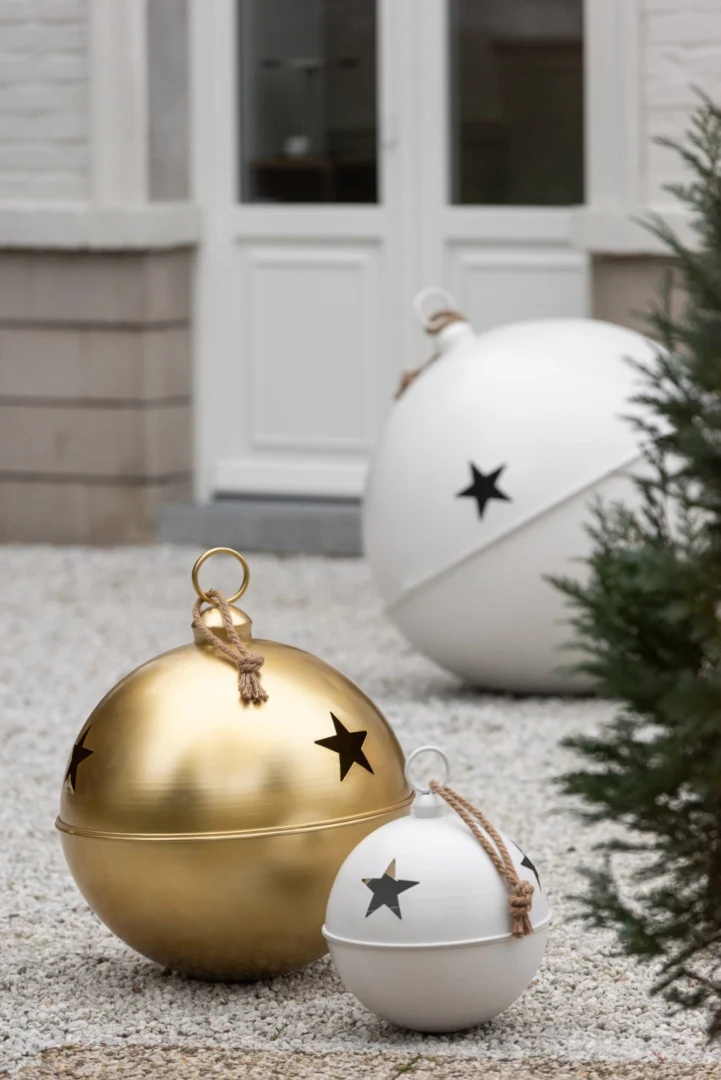 Skurdonte metalen kerstballen wit en goud met matte afwerking en steropeningen, decoratief binnen en buiten