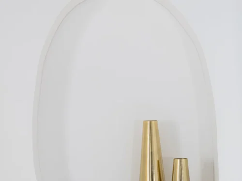 Vloervaas Boekarest goud aluminium, slank design, staand in nis met twee maten en boeken
