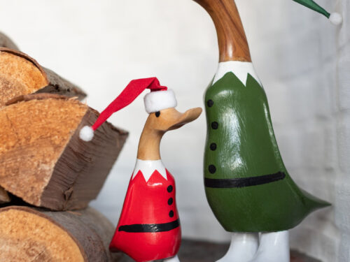 Set van 2 Toolvund bamboe woonaccessoires in groen en rood, met kerstmutsen en natuurlijke houtlook