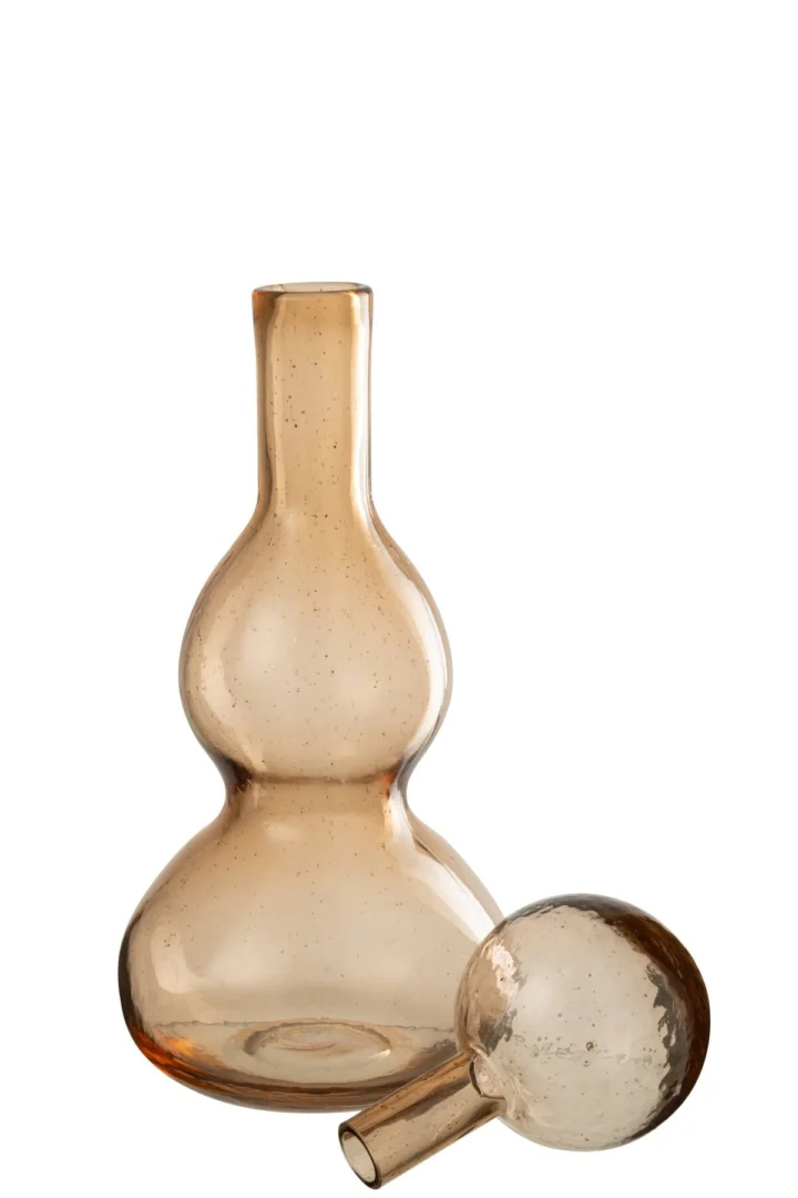 Woonaccessoire Neeril bruine glazen carolfles met slank silhouet en elegante, langgerekte vorm