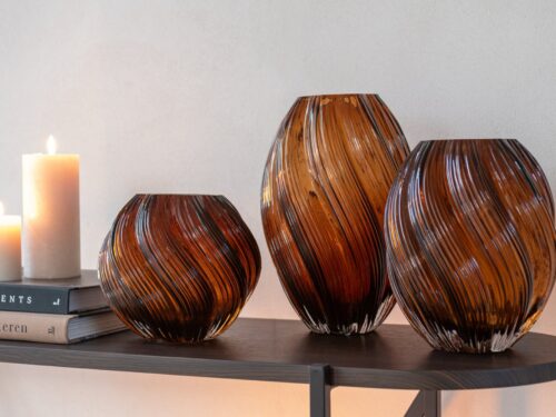 Vaas Fovane bruin glas H16 cm met geribbelde vorm, warm en stijlvol als sfeervolle woonaccessoire