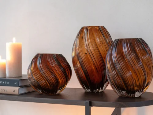 Vaas Raskena bruin glas H21 cm met ribbelstructuur en elegante bolvorm, stijlvol op tafel of kastplank