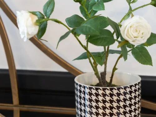 Bloempot Prandond wit keramiek H12 cm met pied-de-poule-motief, met witte bloemen op een tafel