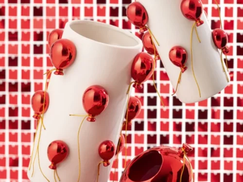 Skintano rode keramische bloempot met glanzende kerstballen, compact en decoratief voor winterinterieur