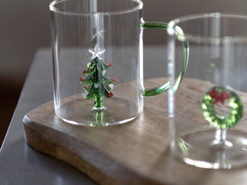 Kerstboom Kleinsura van transparant glas met meerkleurige accenten in een bekerdecoratie