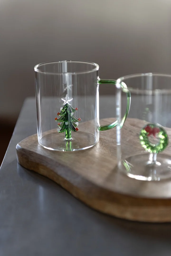 Kerstboom Kleinsura van transparant glas met meerkleurige accenten in een bekerdecoratie
