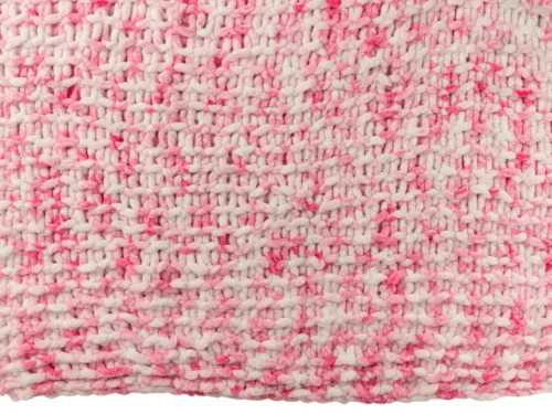 Deken Coonnura Roze, gebreid in roze en wit, met zachte textuur en warme uitstraling