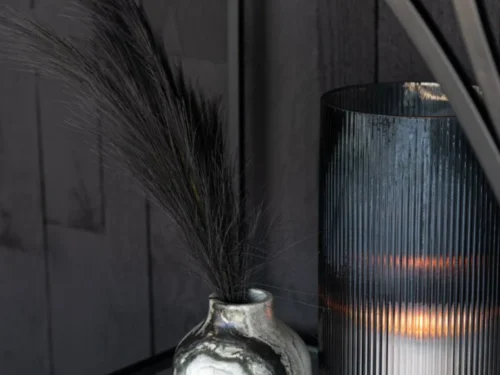 Vaas Tonsel marmer zwart H15 cm met lichtgrijze nuances en compact, compact ontwerp