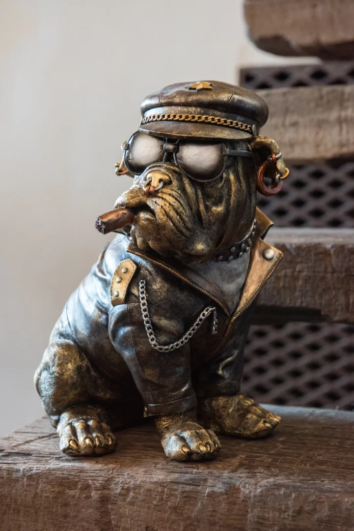 Zulta polyresin woonaccessoire bruin, stoere hond met pet, bril en leren jas op rookhoutlook basis