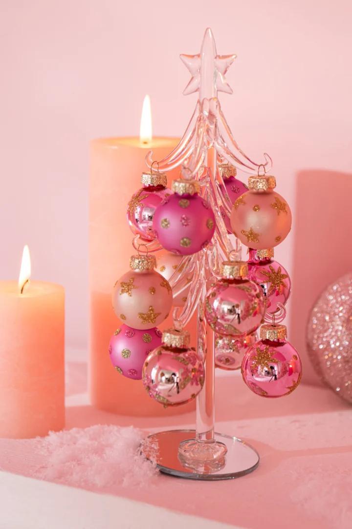 Kerstboom Geisund van roze glas met glanzende hangerballen en stertop, feestelijke kerstdecoratie H21 cm