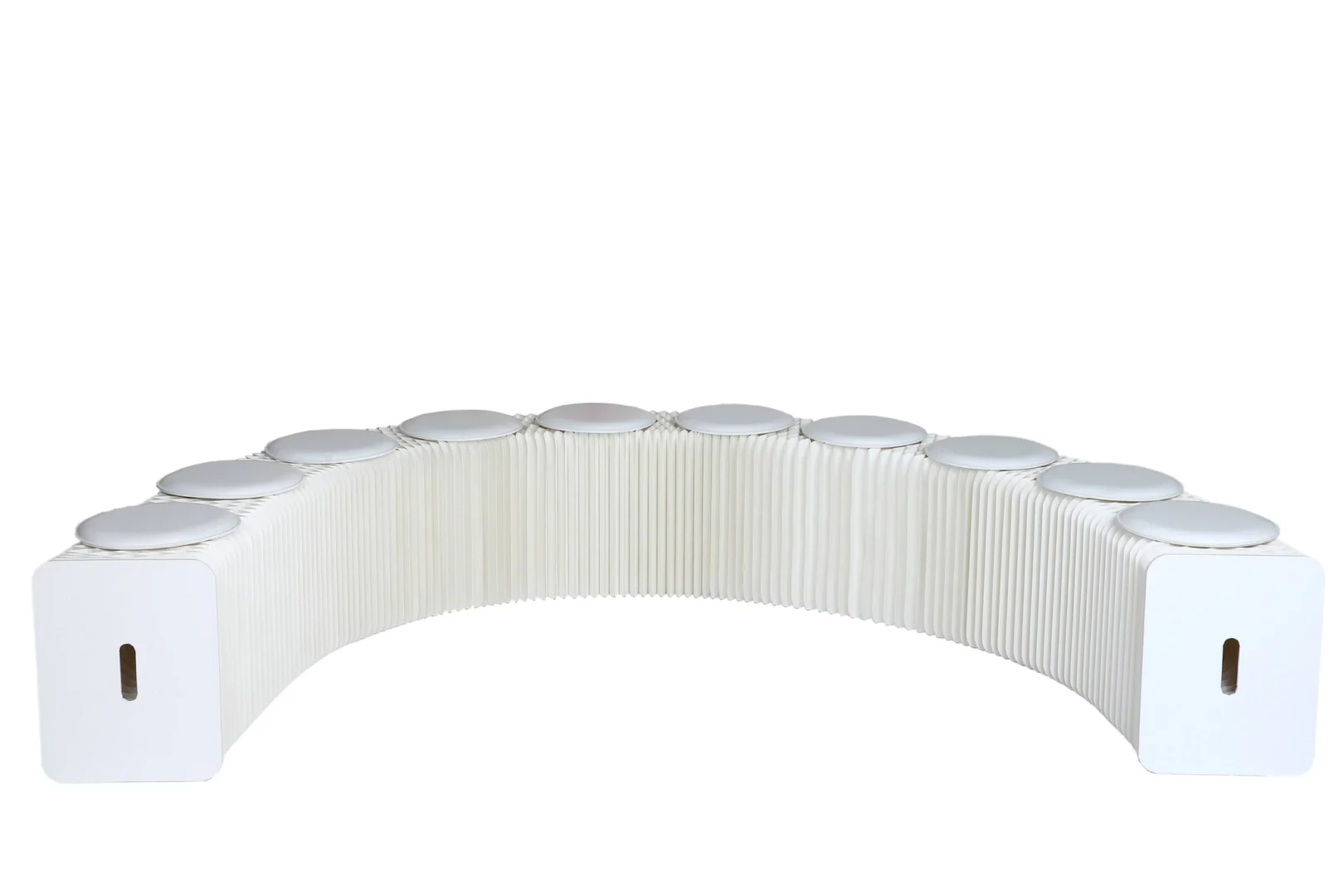 Bank Leirnoro Papier Wit, opvouwbare witte designbank van papier met slanke, grafische vorm