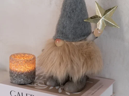 Naaskena kunstboom set van 2 met grijze muts, metalen ster en zachte winterse afwerking
